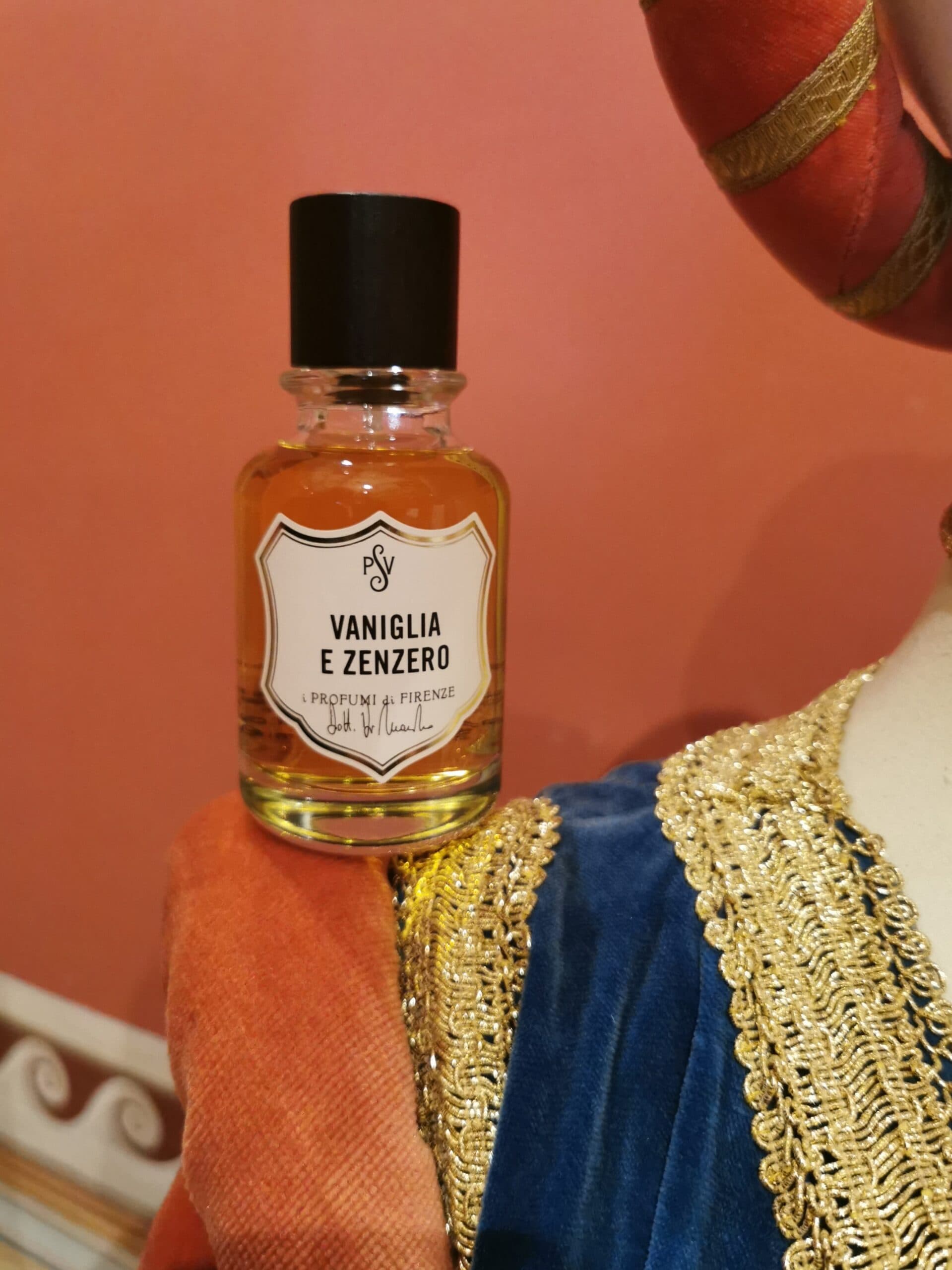 CLOTHES and PERFUMES: the sensory strategy